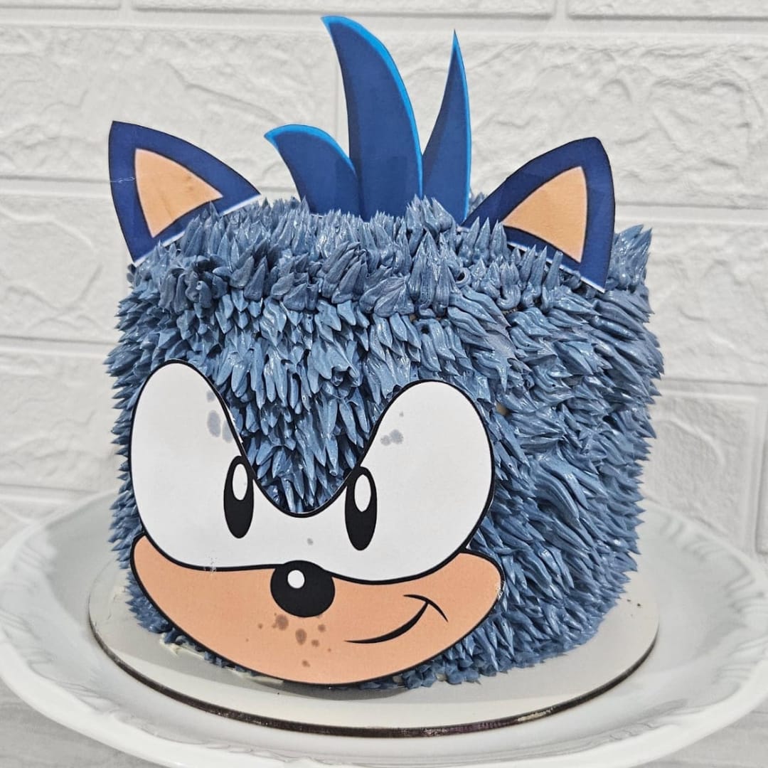 Confeiteira preparando bolos artesanais na Nat Docinhos